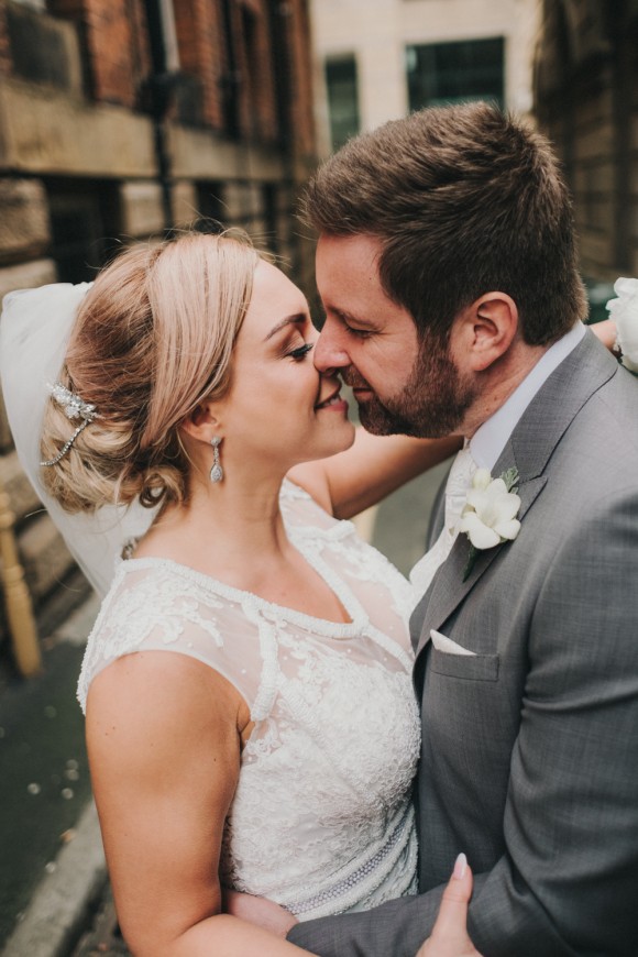 A Chic City Wedding at King Street Townhouse (c) Kate McCarty Photography (30)
